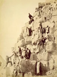 Araber helfen Touristen, die Pyramiden von Gizeh zu besteigen (Sepia-Fotografie)